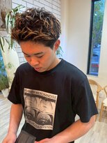 シフト(SHEEFT)&nbsp;ツーブロックアップバング×フェザーパーマ×メッシュ20代30代