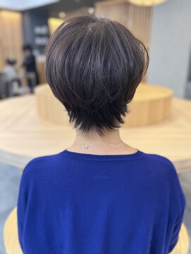 リファインド(REFINED) 立体的な大人ショートボブ×白髪ぼかしベージュ