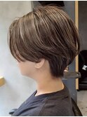 横浜西口白髪染めショートヘアタッセルボブミルクティーベージュ