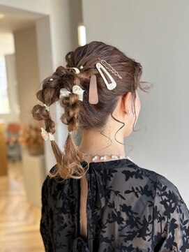 プレイ(pLAy) 結婚式およばれヘアポニーテールアレンジ