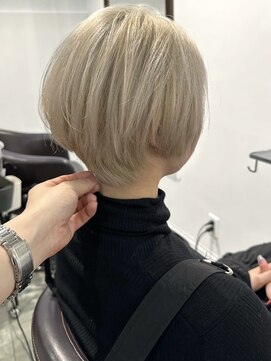 イリ 梅田(ili) ハイライトカラーミルクティーベージュレイヤーカット