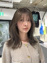 ヨーク(YOKE)&nbsp;ミディアムレイヤーカットダブルカラーベージュ顔まわり