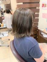 シファ(sifa) ミントグレージュハイライトと外ハネミディアム