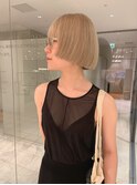 まえあがりボブにベージュ