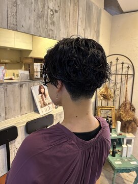 インス(ensue) 刈り上げハンサムショートパーマ抜け感ラベンダーグレージュ