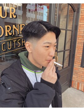 フォーコーナーズ(Four Corners) 七三分け／クラシックスタイル/スキンフェード／サイドパート