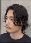 大人の波巻きスパイラルパーマミディアムロングメンズカットヘア