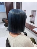 淡いブルーカラー＆切りっぱなしボブ