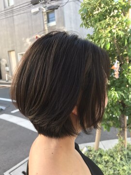 ブリス(VLISS) 丸クビレショート＿耳かけフォギーベージュ