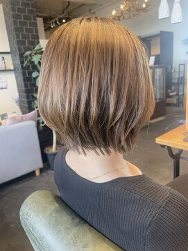 ムード マグ レーベル 南松本(MOOD Mag Label) 大人可愛い切りっぱなしひし形レイヤーカットアッシュベージュ