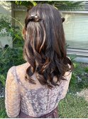 結婚式アレンジ　ねじりハーフアップツイン　セミロング　巻き髪