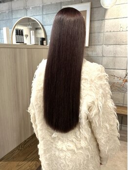 ただ真っ直ぐなだけじゃなく毛先まで自然な艶美ストレートヘアで、思わず触れたくなるような美しさへ☆