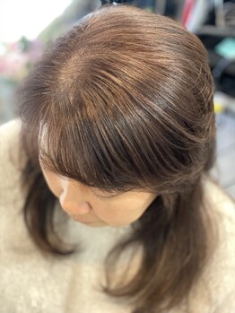 エマ(emma)の写真/髪や頭皮の健康を考えた白髪染めでダメージレスにキレイが叶う◎落ち着いたカラーにしたい方にオススメ♪