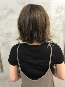 エスト 小倉(est) 赤みを消したベージュ系