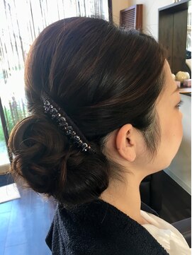 ヘアアンドメイク フルール(FleuR) きれいめシニヨンスタイル