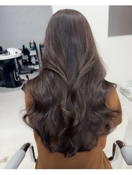 ヒン(HIN) 動きのあるレイヤースタイル