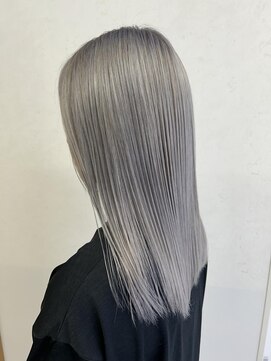 リア(Lia by KENJE) 夏はハイトーンのホワイトカラーで！