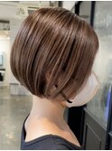くびれショートボブミルクティーベージュ前下がりボブ30代40代