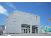 駅近くで広い駐車場、好立地でアクセスも抜群！広い店内でリラックス間違いなし！！