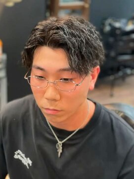 クラシコ(CLASSICO) ツーブロック×センターパートウェーブ|色気漂うメンズパーマ