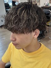 《*人気のハイライト×メンズパーマが◎*》ダメージを抑え、立体感のあるパーマスタイルに＊(フェード)