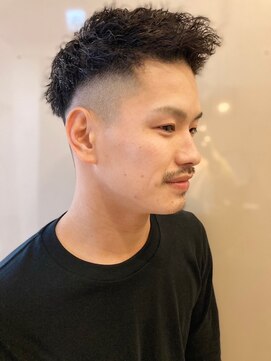 ブロック(bloc) フェードカット　アップバング　爽やか　ビジネス　黒髪　モテ髪