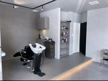 スニーク(SNEAQUE)の雰囲気（店内はシンプルで落ち着いた雰囲気になっております）