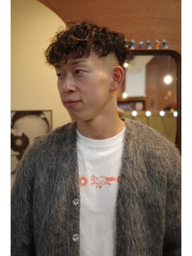 エディ(Edy) スペインカールスキンフェードブラウンカラー刈り上げ眉毛カット