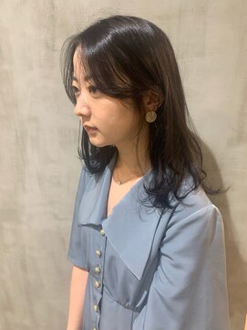 イル(ill) レイヤーカット グレーカラー ミディアムロング