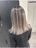 20代　バレイヤージュ　シルバー　グレージュ　ケアブリーチ
