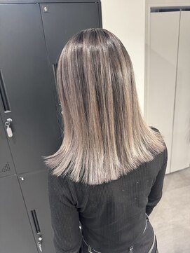 ベル(beLLe.) 20代 バレイヤージュ シルバー グレージュ ケアブリーチ