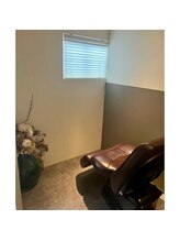 日々の疲れを忘れさせてゆったり過ごせる小さな街カフェの様な店内♪