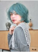 ターコイズカラーが目を引くエアリーボブ