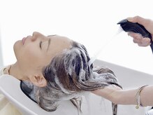 "マイクロバブル"は炭酸泉より細かい気泡で頭皮、毛髪の汚れを除去◎頭皮から美しく、健康な髪へと導きます