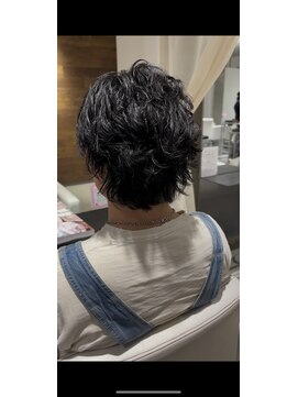 ミリ(milli Produce by ITAKURA) センターパートフェザーパーマ