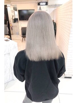 スライバイリアオオサカ(Sly By Ria OSAKA) ホワイトグレー【大阪】【梅田】