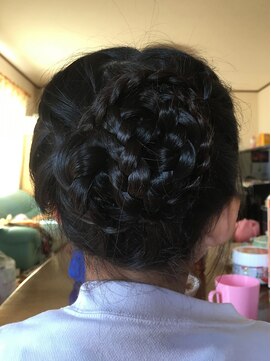 カットサロン ビー(Bee) 三つ編みでスッキリお団子スタイル