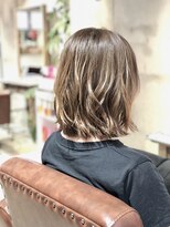 ソーラス (Solus)&nbsp;ラインを強調したパッツンボブ