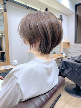 アヴァロン(AVALON) 絶壁解消×カーキグレージュ×40代×前髪長め大人ショートボブ永