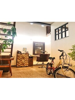 明かり窓から光が差し込むウッド調のゆったりとした時間の流れるプライベート空間