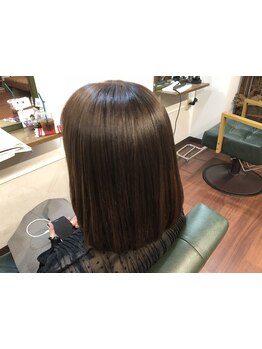 雨の日や湿気の多い日のごわつく髪のお悩み、くせ毛、うねりが気になる方におススメな自然なストレート！