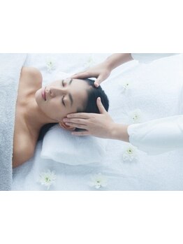 頭皮の汚れをスッキリ落として、心地よいマッサージで日々の疲れを癒します♪髪も心も癒されるひとときを。