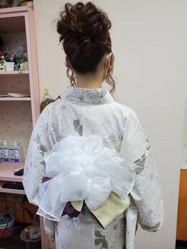美容室イーナ(e na)の写真/夏のおでかけは浴衣で☆浴衣着付からヘアセットまで、経験豊富なスタイリストの手で貴女の魅力を可愛く演出
