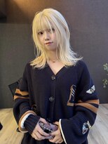 ローレン(Lolen.)&nbsp;ミディアム外ハネ　ホワイトブロンド