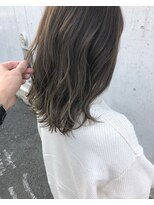 ヘアデザイン ソラ(Sola)&nbsp;カーキアッシュハイライト×控えめウェーブロング