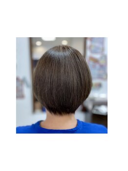 ただの白髪染めだけでなく、将来の髪と頭皮を守るための特別なケアカラーで美しい髪を叶えます◎