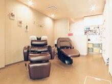 オチョ(8ocho)の雰囲気（首が疲れないフルフラットシャンプー台♪）