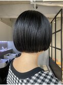 レディース前上がりミニボブ黒髪ブルーブラックカラー20代