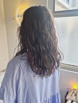 タヴィ(Tavi)&nbsp;こなれパーマのミディアムヘア/くるくるパーマ/ニュアンスパーマ