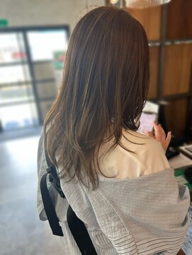 アングゥイー(ungu iE) くびレイヤー＋シアーベージュ